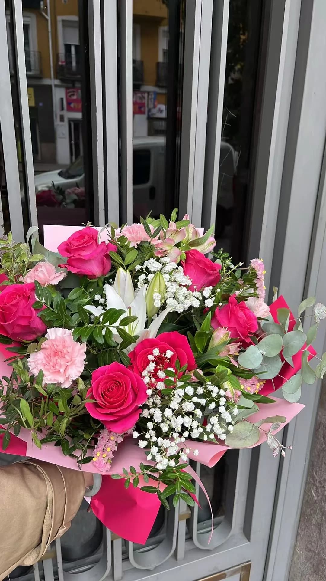 Ramo Día de la Madre — fucsia y blanco