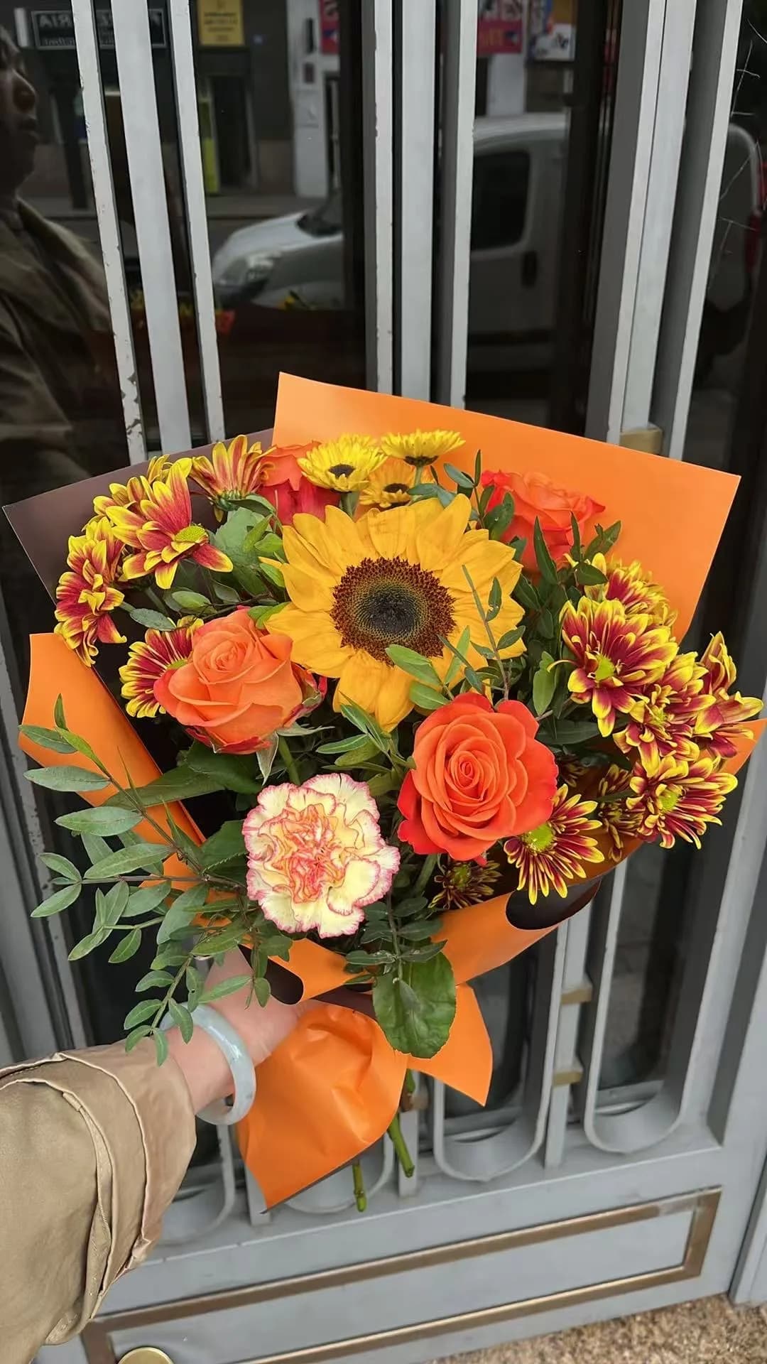 Ramo de girasol y rosas naranjas