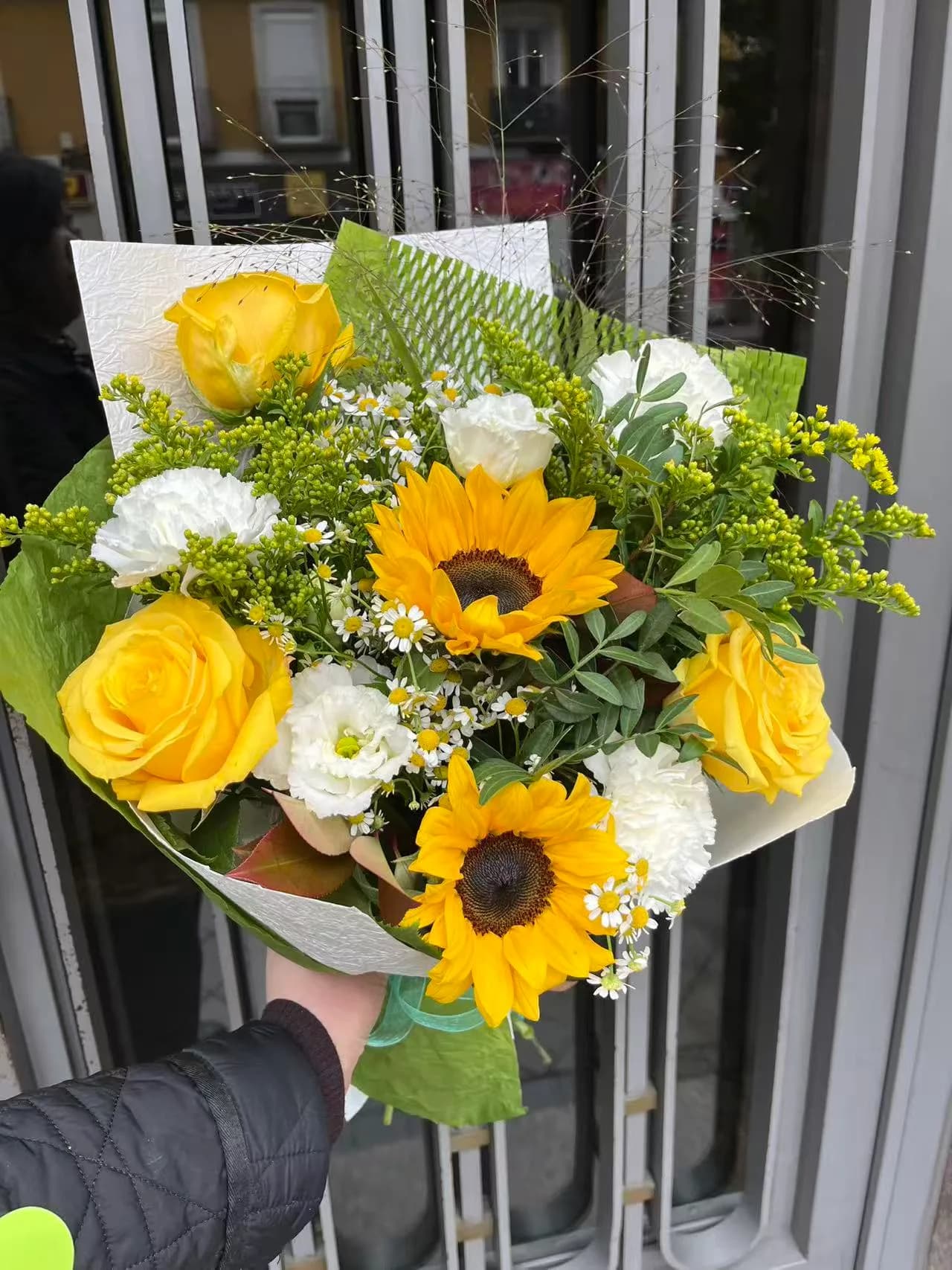 Ramo de girasoles y rosas amarillas
