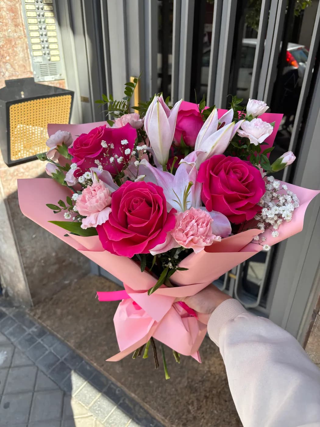 Ramo de rosas en tonos rosa