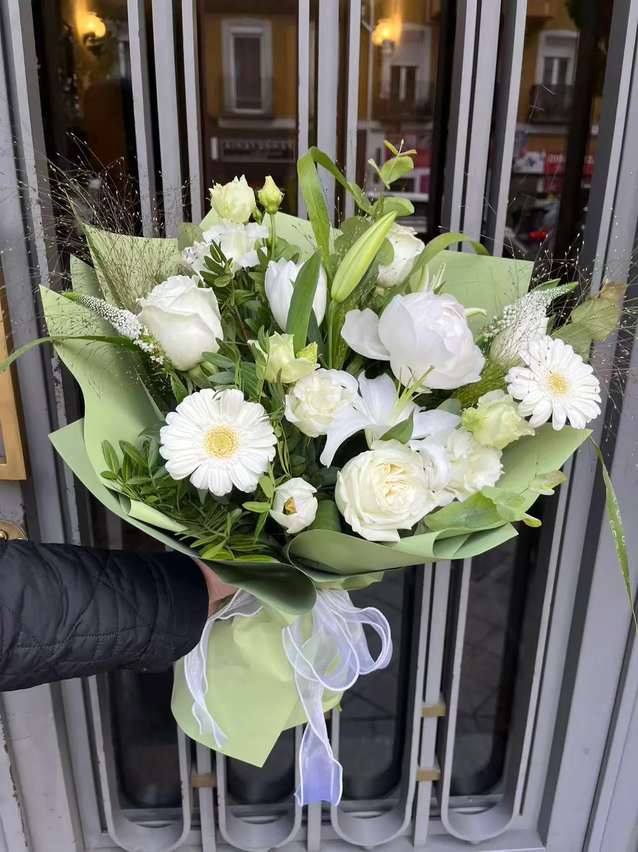 Ramo blanco con verdes naturales